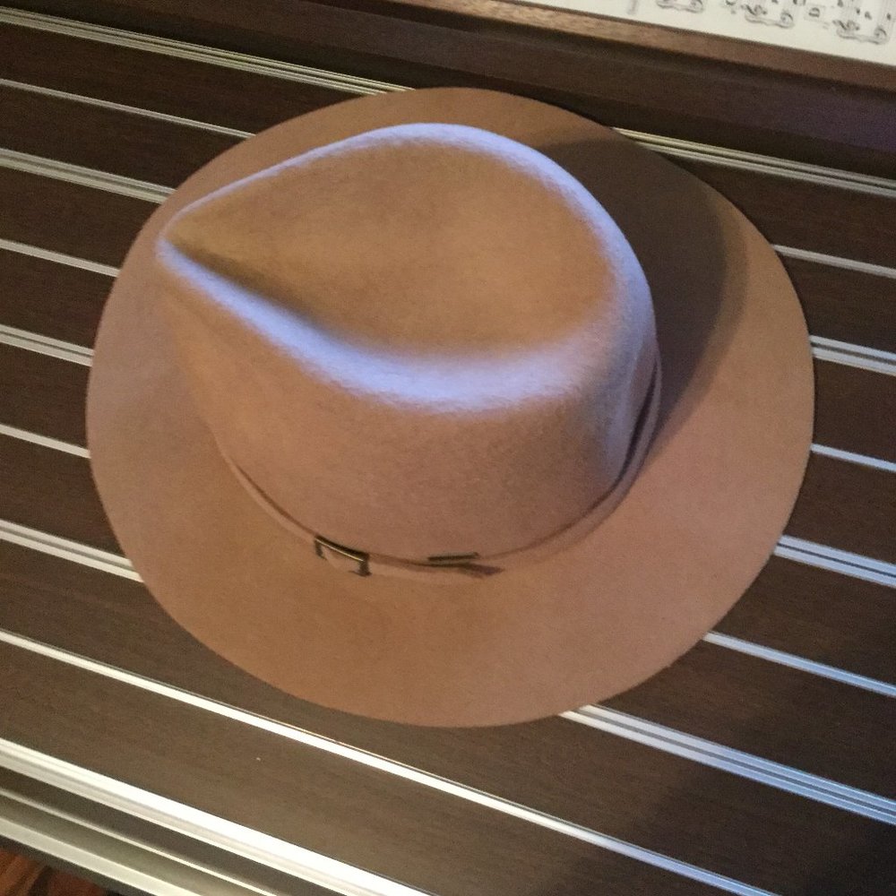 Delux 100% wool hat in excellent used condition